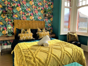 TROPICAL STUIDO I CENTRAL BRIGHTON LOCATION